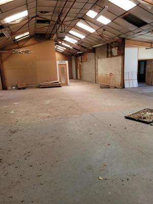 Entrepôt - 1 049 m²