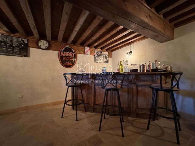 Maison - 268 m² - 13 pièces