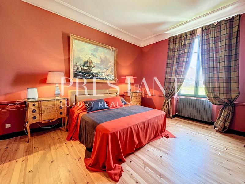 Maison - 655 m² - 14 pièces