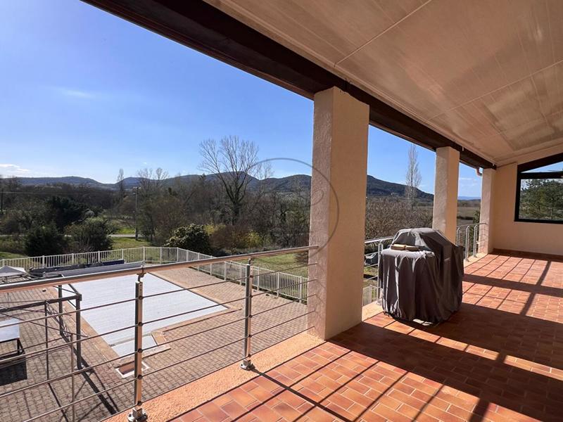 Propriété - 245 m² - 8 pièces