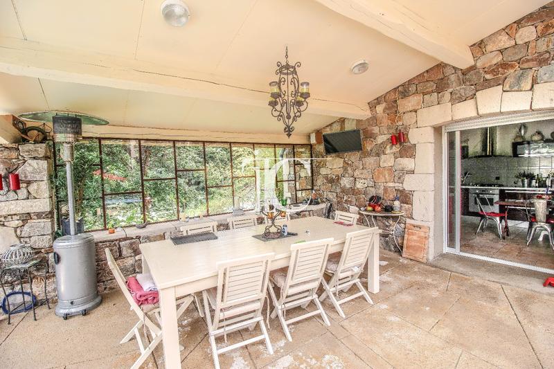 Maison - 241 m² - 8 pièces