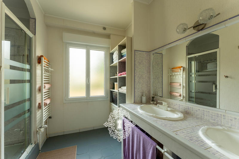 Maison - 195 m² - 7 pièces