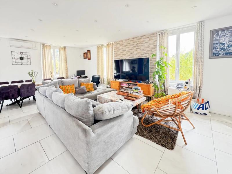 Maison - 235 m² - 10 pièces