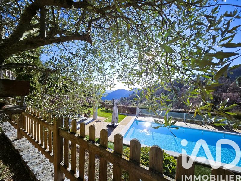 Maison - 240 m² - 5 pièces