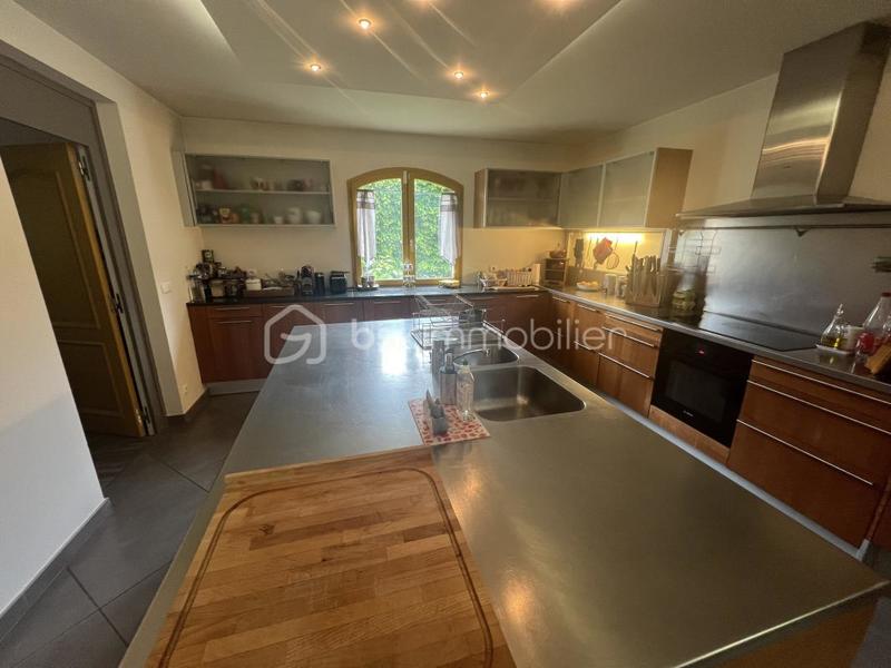 Demeure - 250 m² - 6 pièces