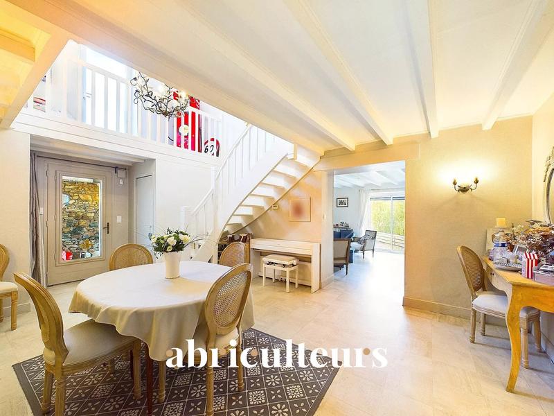 Maison - 220 m² - 7 pièces