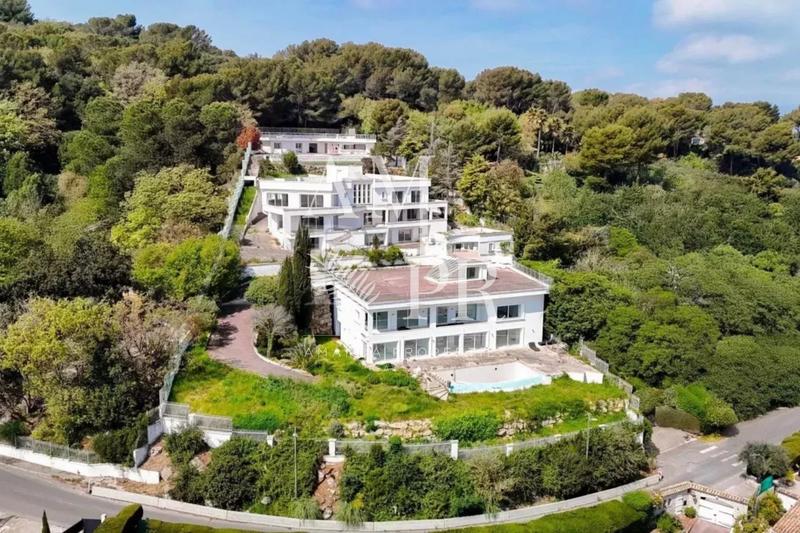 Propriété - 495 m² - 8 pièces