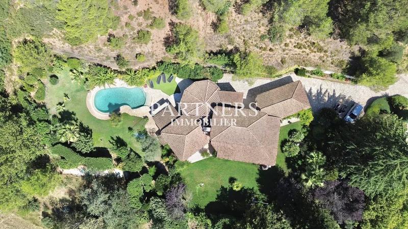 Maison - 240 m² - 9 pièces