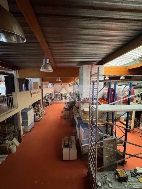 Entrepôt - 1 200 m²
