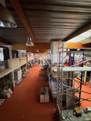 Entrepôt - 1 200 m²