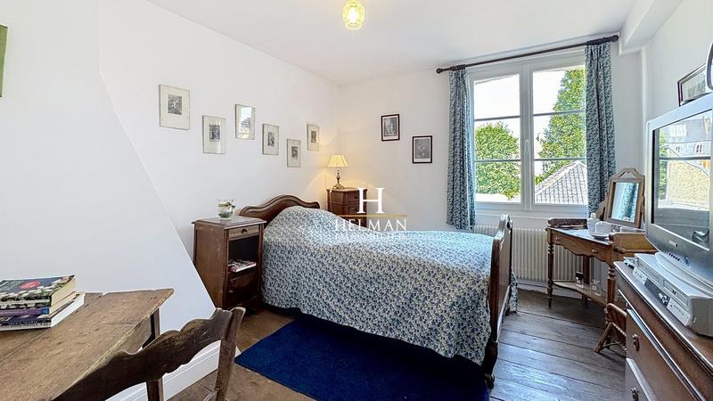 Maison - 240 m² - 8 pièces