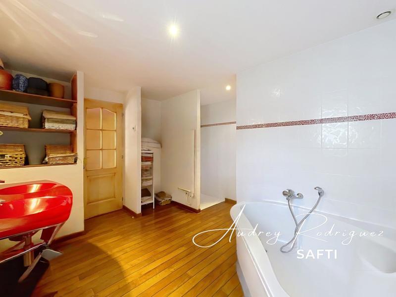 Maison - 220 m² - 8 pièces