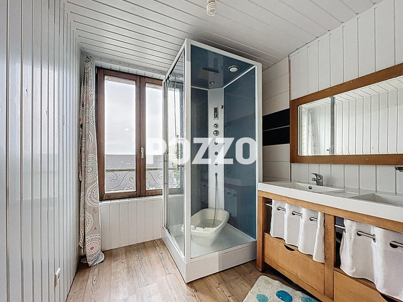 Maison - 180 m² - 9 pièces