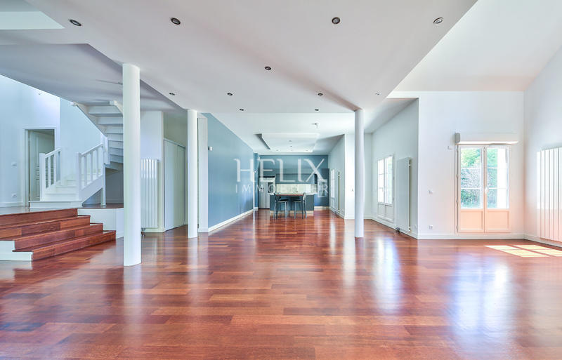 Maison - 240 m² - 8 pièces