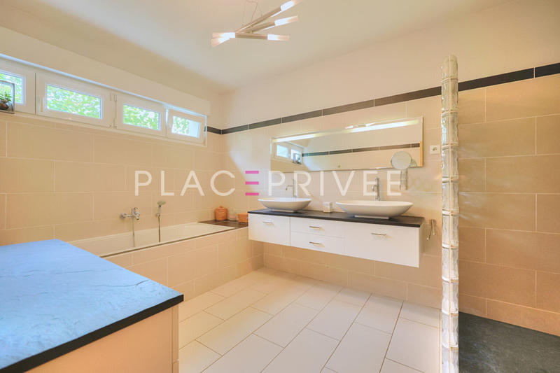 Maison - 200 m² - 8 pièces