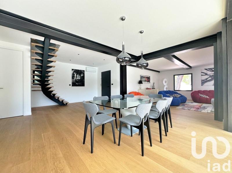 Maison - 280 m² - 8 pièces