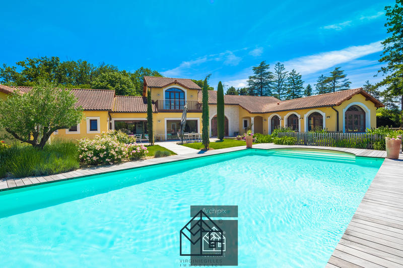 Maison - 393 m² - 13 pièces