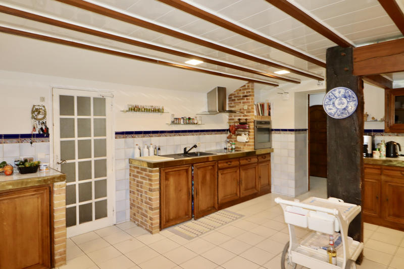 Maison - 460 m² - 9 pièces