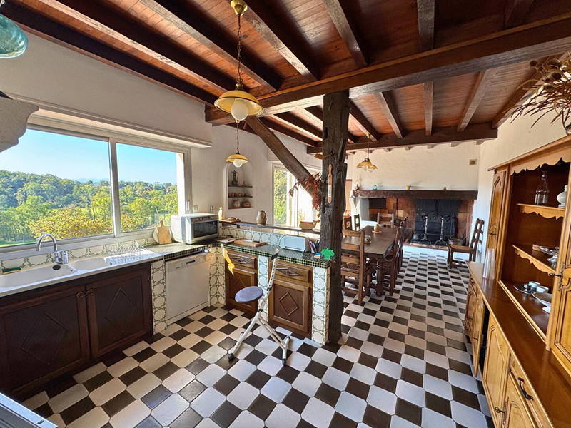 Maison - 260 m² - 8 pièces