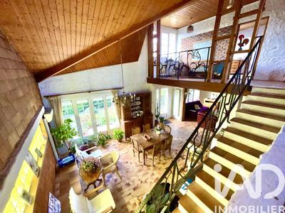 Maison - 240 m² - 8 pièces