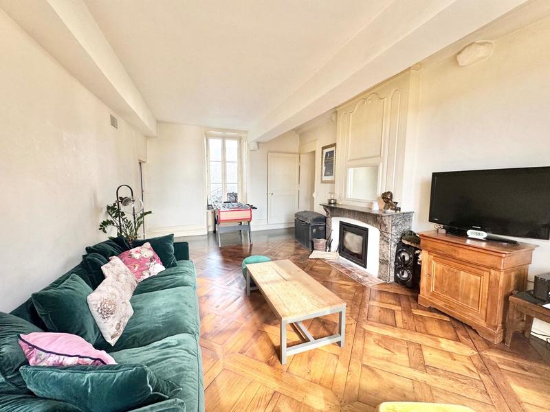 Maison - 215 m² - 9 pièces