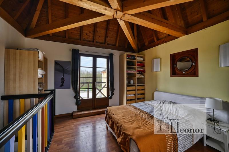 Maison traditionnelle - 477 m² - 23 pièces