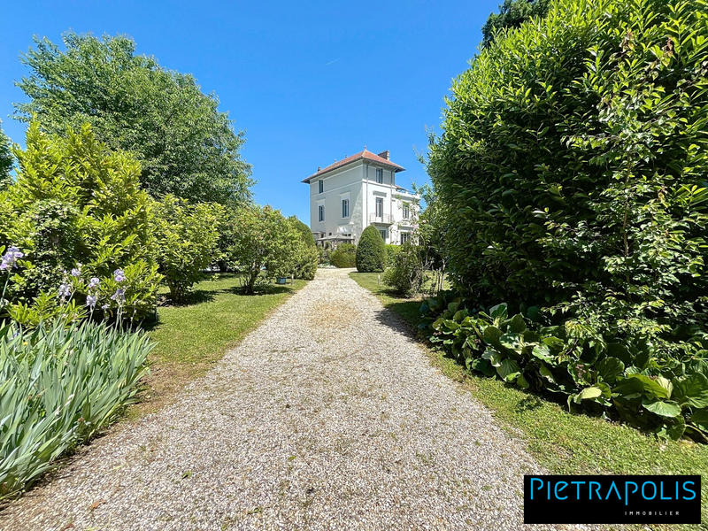 Maison - 251 m² - 9 pièces