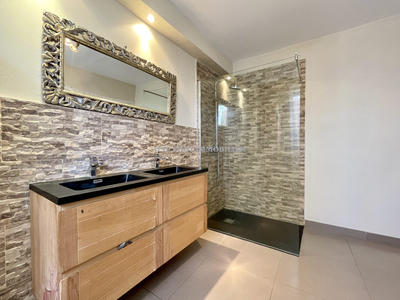 Maison - 250 m² - 7 pièces