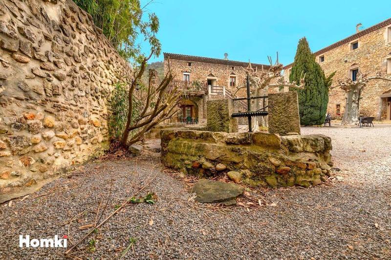 Maison - 1 800 m² - 31 pièces