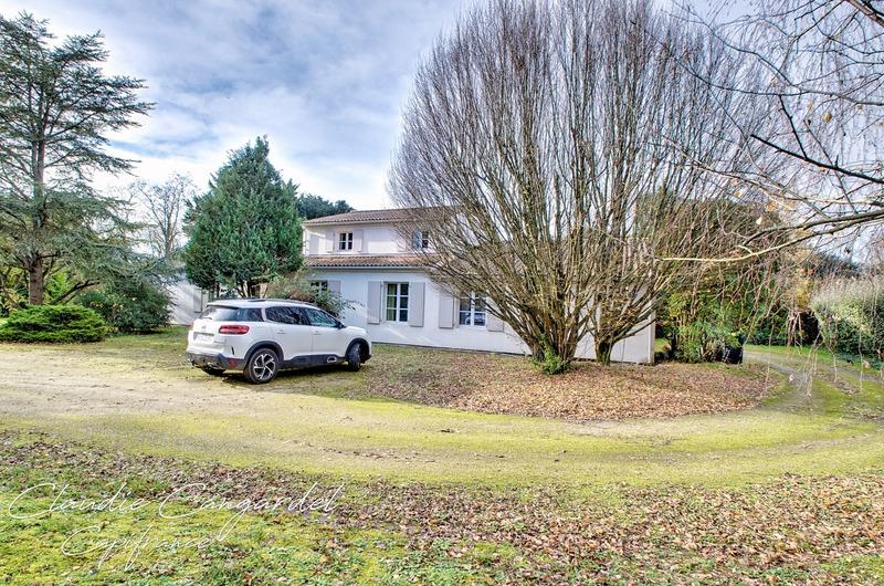 Propriété - 252 m² - 7 pièces