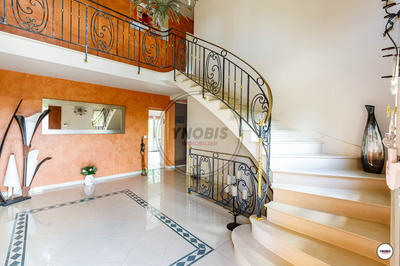 Maison - 236 m² - 9 pièces