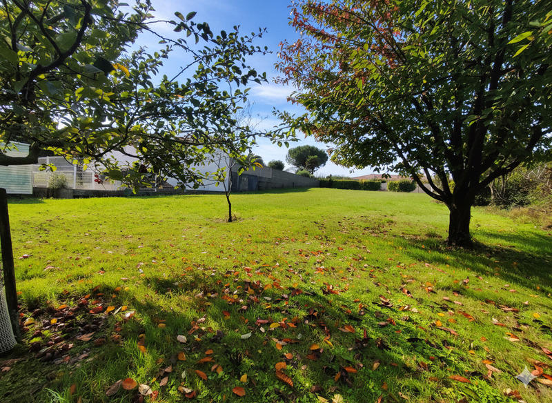 Terrain constructible - 1 500 m²