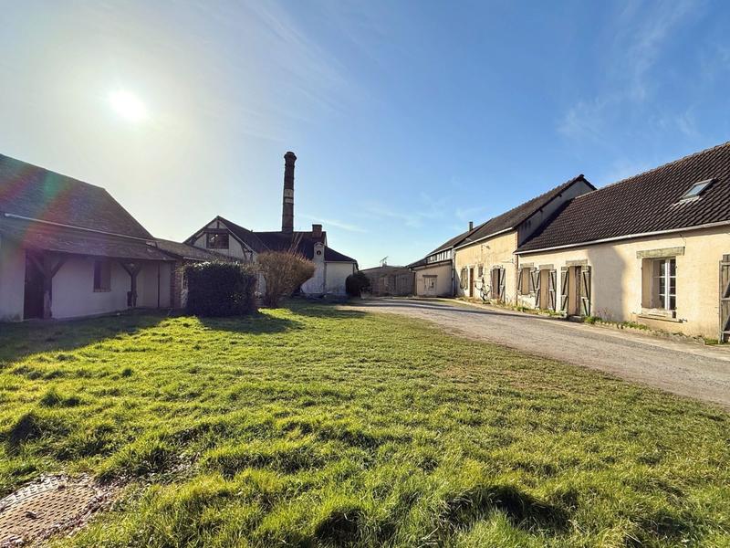 Maison - 1 258 m² - 33 pièces
