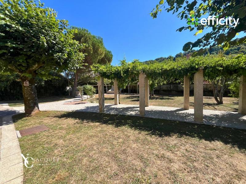 Maison - 275 m² - 7 pièces