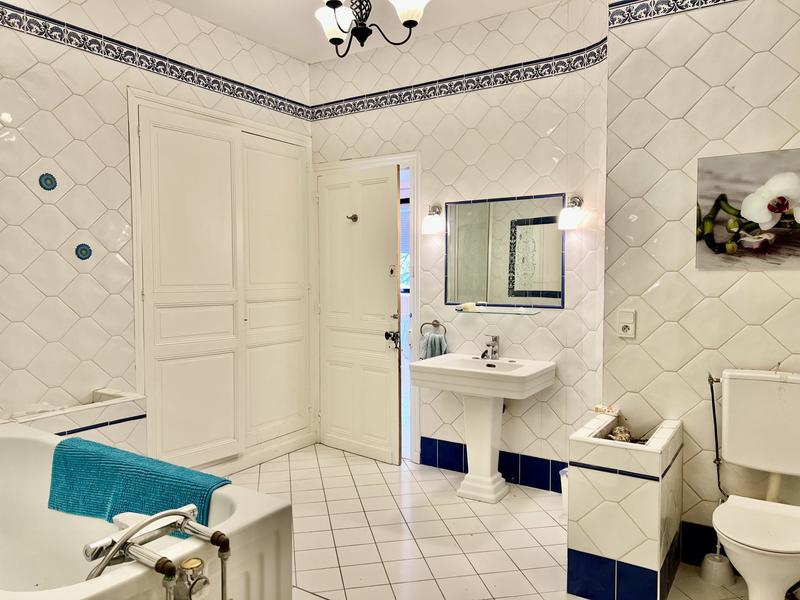 Maison traditionnelle - 220 m² - 6 pièces