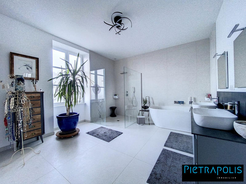 Maison - 270 m² - 8 pièces