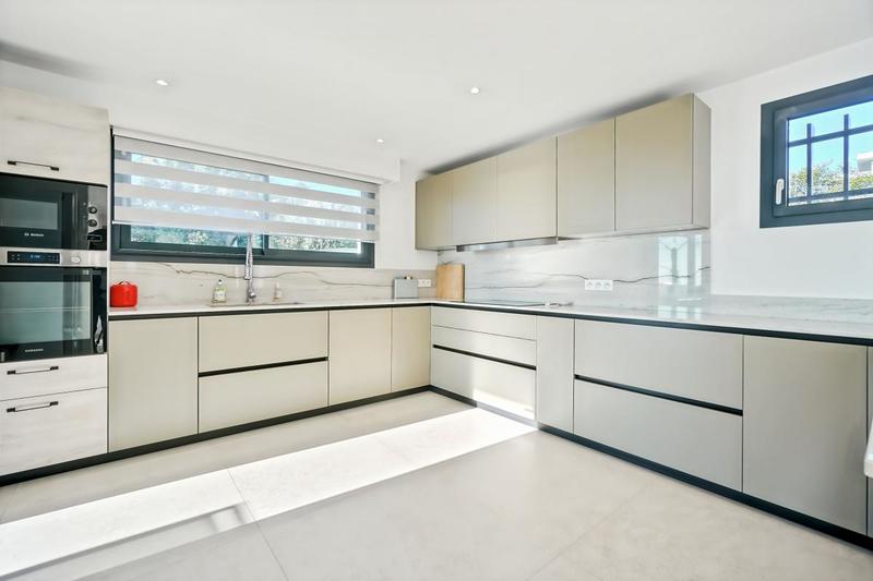 Maison - 260 m² - 6 pièces