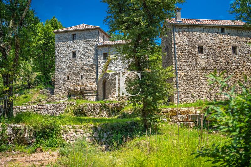 Maison - 305 m² - 14 pièces