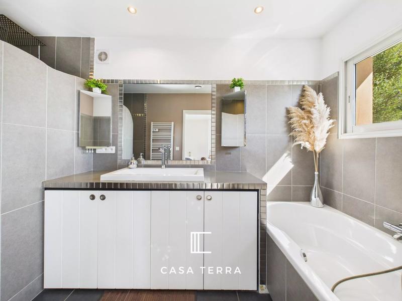 Villa - 197 m² - 6 pièces