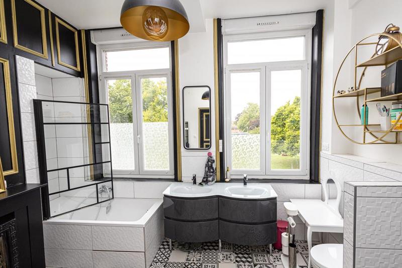 Maison - 330 m² - 10 pièces