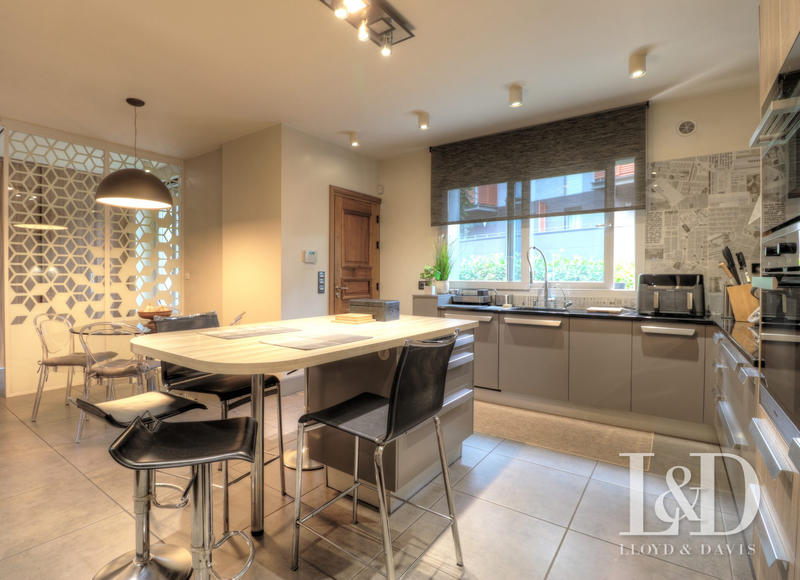 Maison - 321 m² - 10 pièces