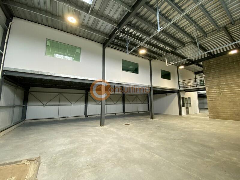 Local d'activité / Entrepôt - 1 500 m²