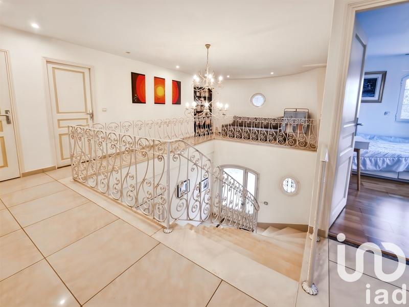 Maison - 230 m² - 9 pièces