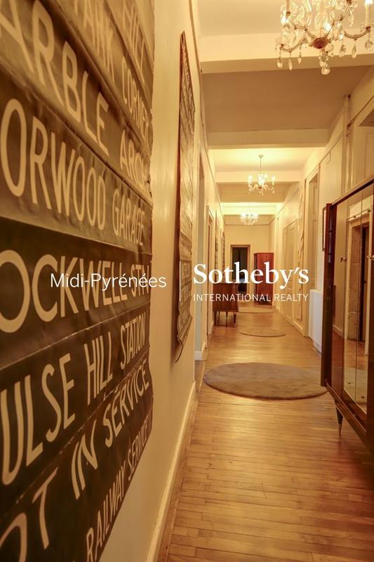 Château - 1 200 m² - 35 pièces