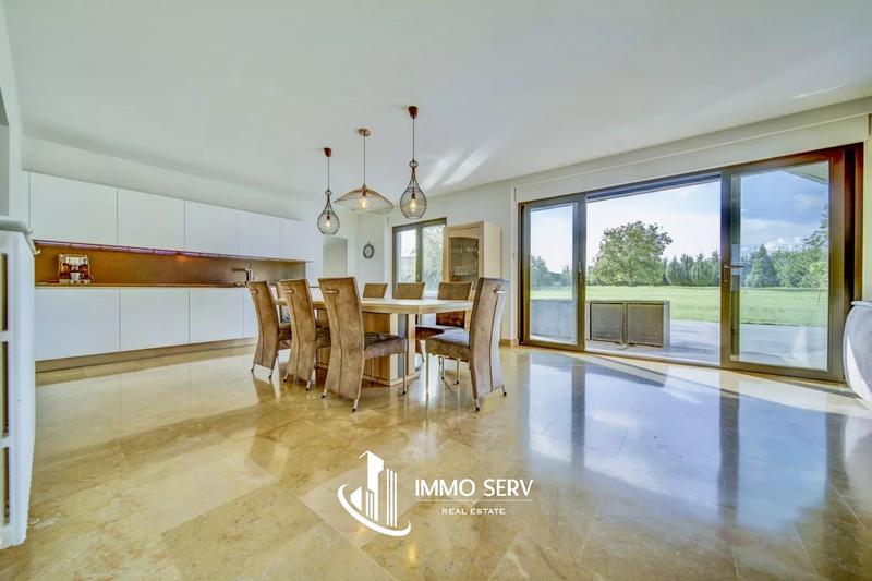 Maison - 245 m² - 9 pièces