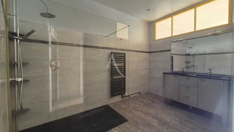 Maison - 275 m² - 6 pièces