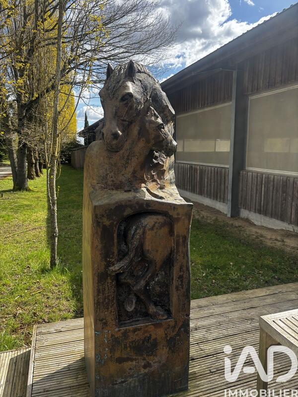 Maison - 1 m² - 8 pièces