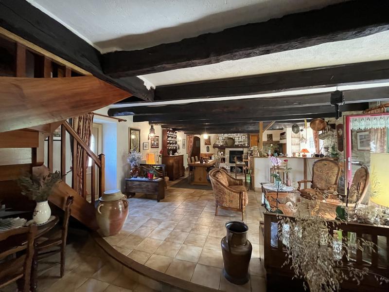 Maison - 228 m² - 10 pièces