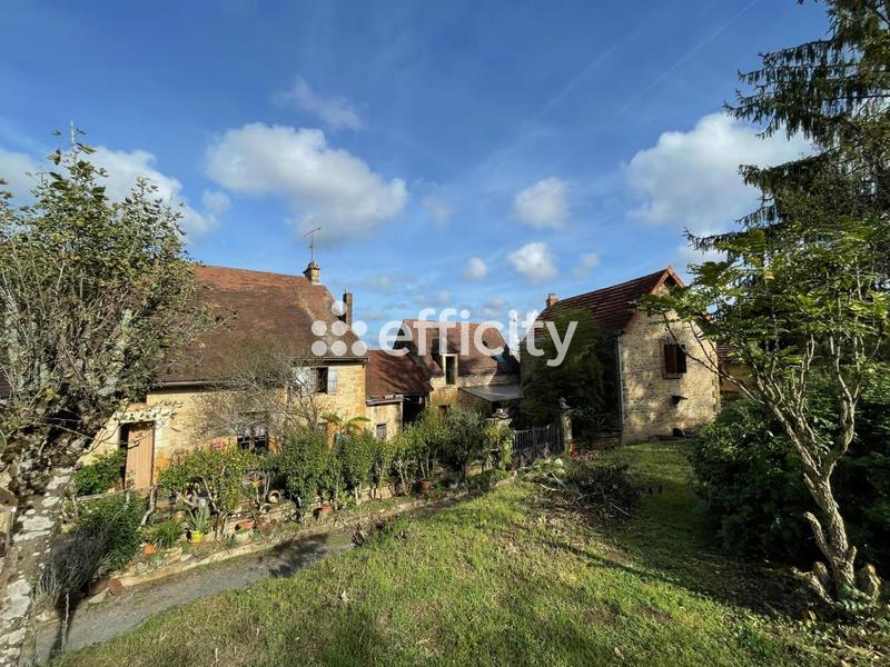 Maison - 1 875 m² - 67 pièces