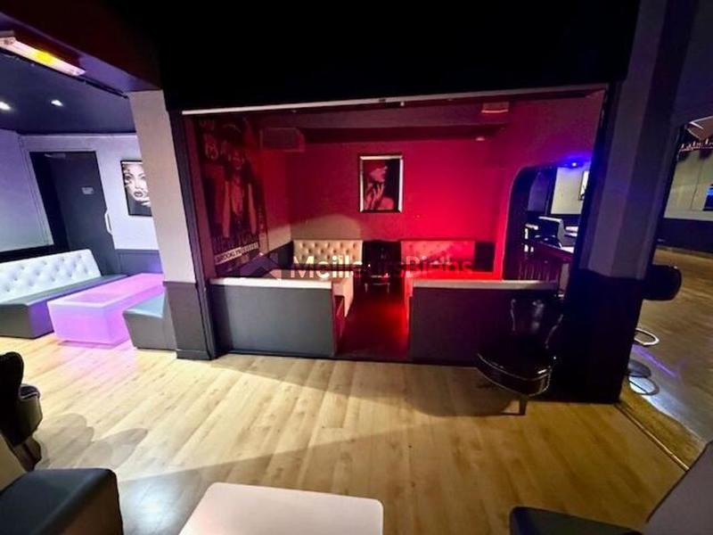 Magasins - 174 m² - 5 pièces